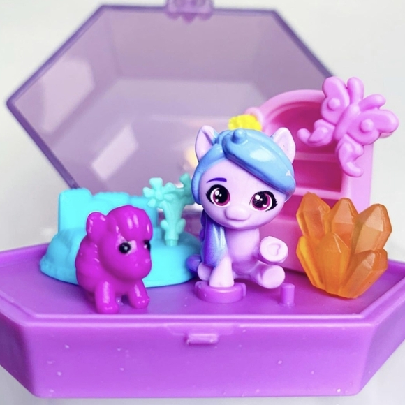 My Little Pony MINI Izzy Moonbow Crystal Keychain World Magic Portable Playset - Picture 3 of 9
